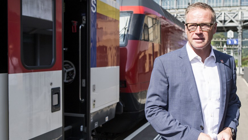 Andreas Meyer, CEO SBB, steht vor einem Zug nach der Medienkonferenz ueber die Angebotsverbesserungen durch den Gotthard-Basistunnel am Mittwoch, 2. August 2017, in Goldau. (KEYSTONE/Alexandra Wey)