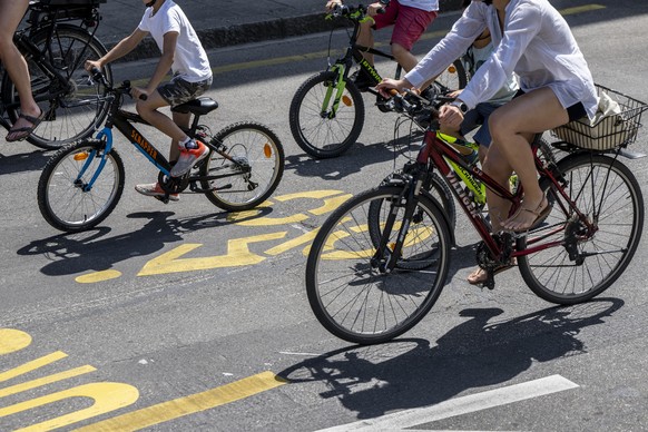 Des personnes participent a une action de protestation Kidical Mass, ce dimanche 15 mai 2022 a Geneve. La Kidical mass action est couramment organisee en Allemagne et plus recemment dans plusieurs aut ...