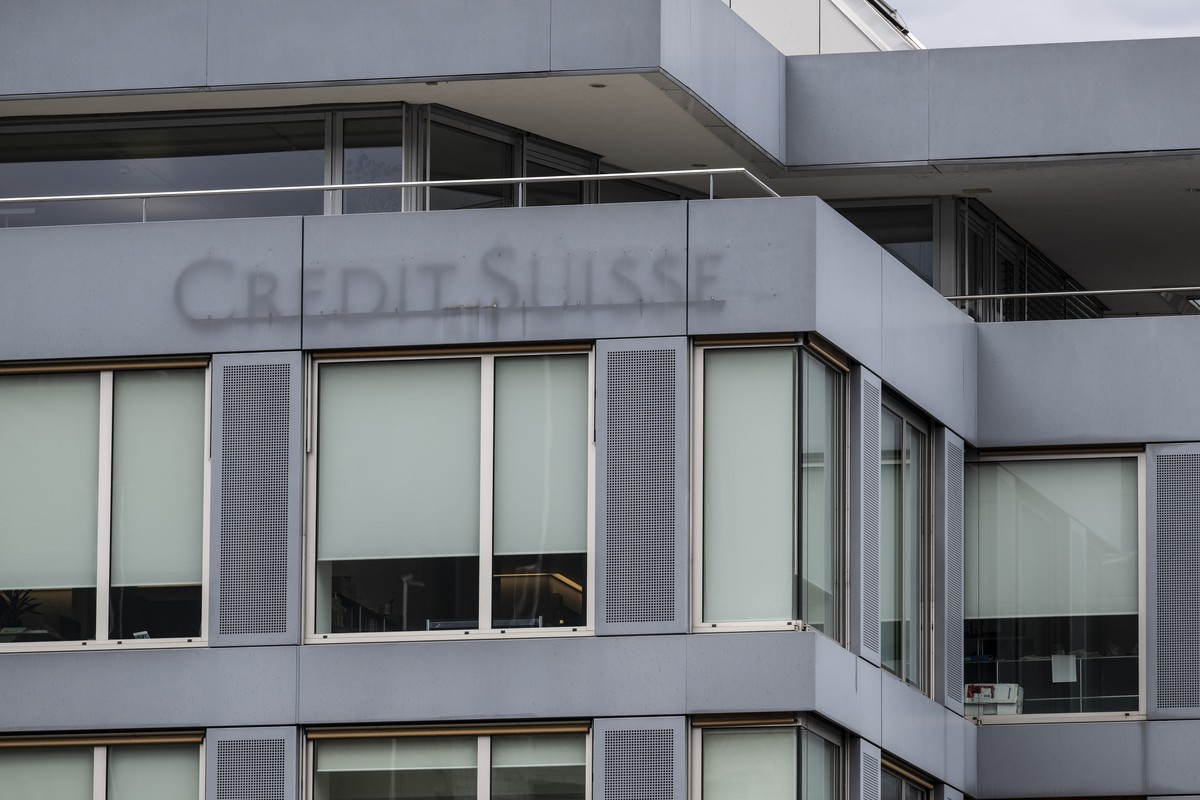 Ein verblichenes Logo der Schweizer Bank Credit Suisse, eine Tochtergesellschaft der UBS Group AG, aufgenommen am Mittwoch, 10. April 2024 in Zuerich. (KEYSTONE/Ennio Leanza)