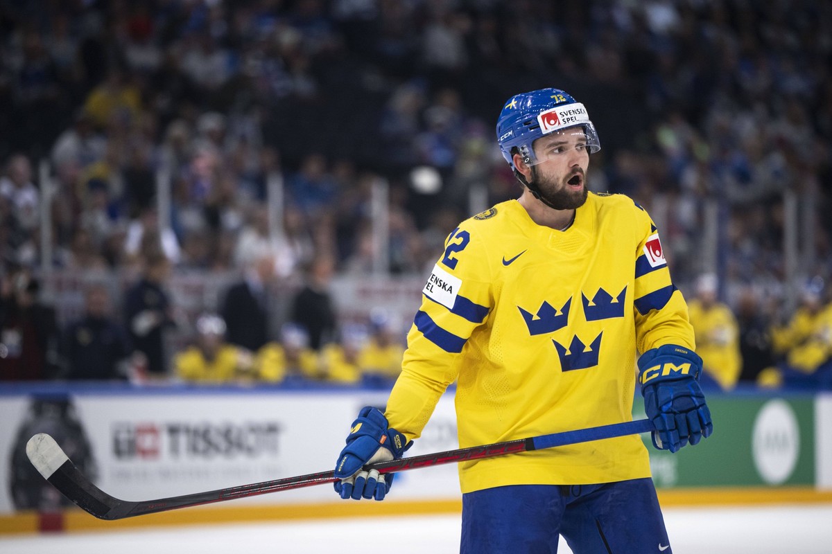 220526 Emil Bemström of Sweden during the 2022 IIHF Ice hockey, Eishockey World Championship, WM, Weltmeisterschaft quarterfinal game between Sweden and Canada on May 26, 2022 in Tampere. Photo: Maxim ...