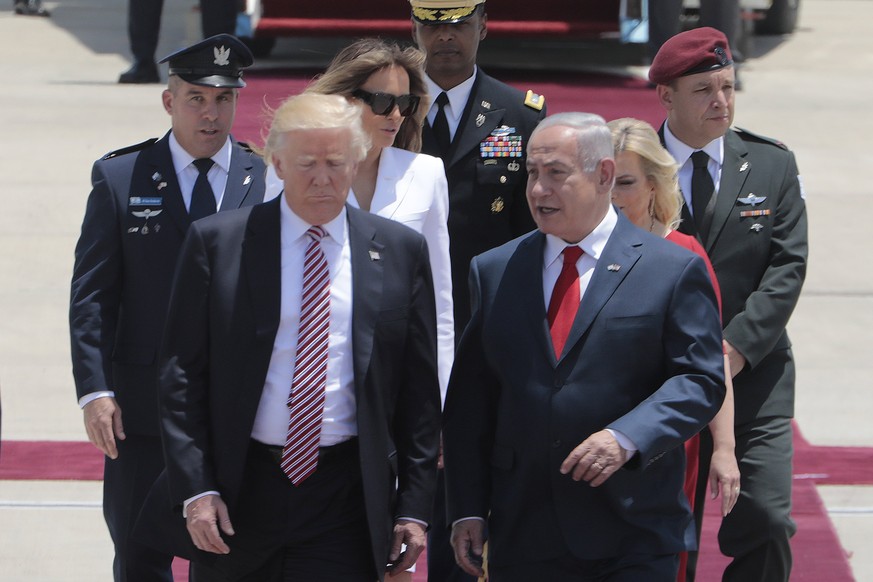 epa05980961 US President Donald J. Trump (2-L) and his wife, US First Lady Melania Trump (3-L) are welcomed by Israeli Prime Minister Benjamin Netanyahu (3-R) upon arrival at Ben Gurion Airport, in Lo ...
