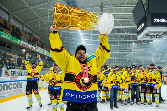 SCB Captain Martin Pluess freut sich ueber den Meistertitel seiner Mannschaft und stemmt den Pokal in die Hoehe nach dem fuenften Eishockey Playoff-Finalspiel der National League A zwischen dem HC Lug ...