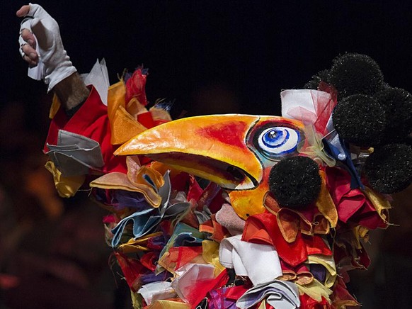 &quot;D&#039;Schnaabelwetzer&quot; gruessen das Publikum am Auftritt des Komitee-Schnitzelbaengg an der Fasnacht im Theater in Basel, am Montag, 23. Februar 2015. (KEYSTONE/Georgios Kefalas)....The fi ...