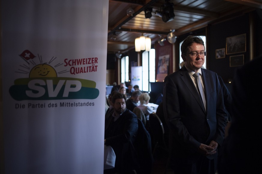 Parteipraesident und Nationalrat Albert Roesti (Bern) wartet auf ein Interview, beim Abstimmungshoeck der SVP Schweiz, am Sonntag, 25 November 2018, in Winterthur. Die Schweiz stimmt heute ueber die S ...