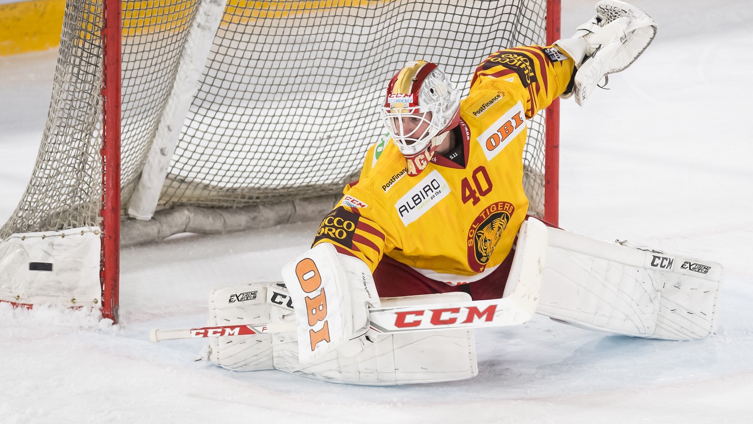 Le gardien de Langnau Damiano Ciaccio, en action lors de la rencontre du championnat suisse de hockey sur glace de National League entre le Lausanne Hockey Club, LHC, et les SCL Tigers ce samedi 1 dec ...