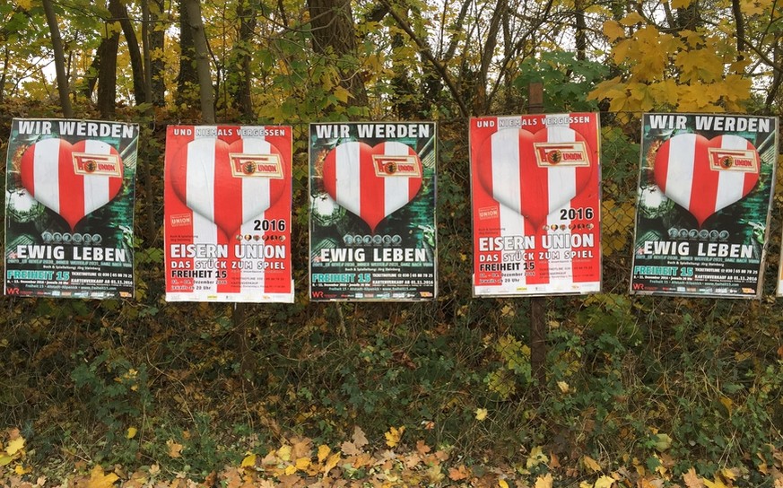 Die Plakate der Union-Theaterstücke an der Alten Försterei.