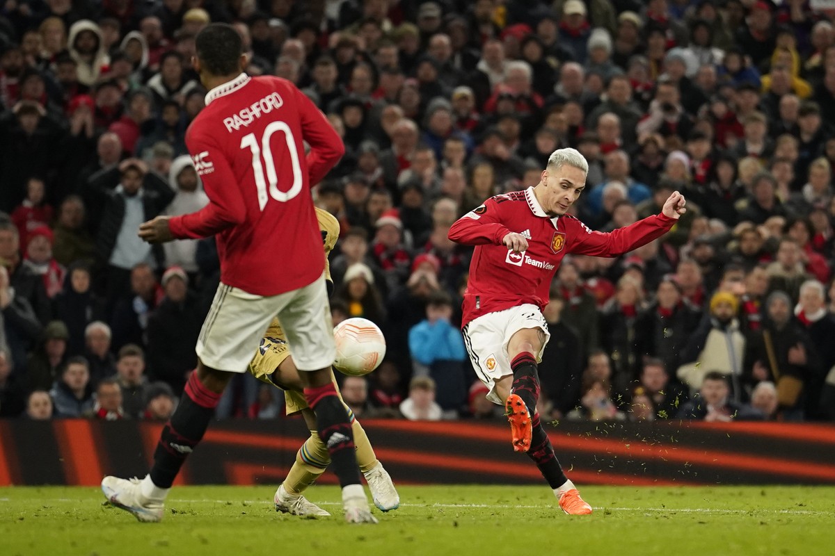 Manchester United's Antony, right, scores his side's second goal during the Europa League playoff second leg soccer match between Manchester United and Barcelona at Old Trafford stadium in M ...