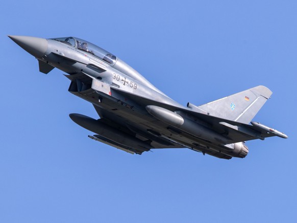 ARCHIV - Ein Eurofighter startet zu einem �bungsflug. Foto: Jens B�ttner/dpa-Zentralbild/dpa