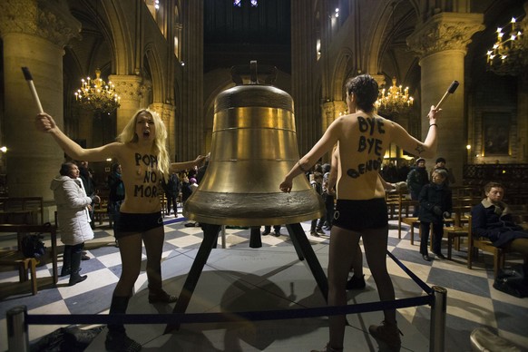 Im Februar 2013 protestierte Femen so in Notre-Dame.