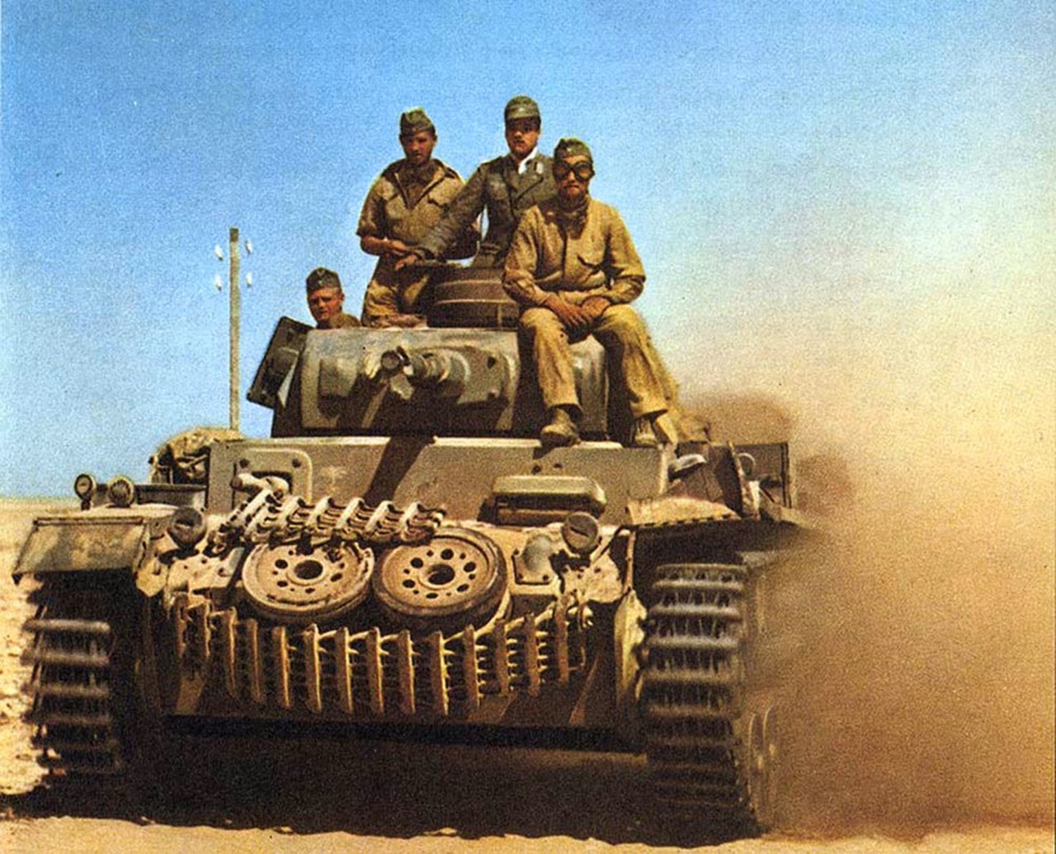 Ein deutscher Panzer des Afrikakorps (DAK), das von 1941 bis 1943 im Gebiet von Tunesien über Libyen bis Ägypten operierte.