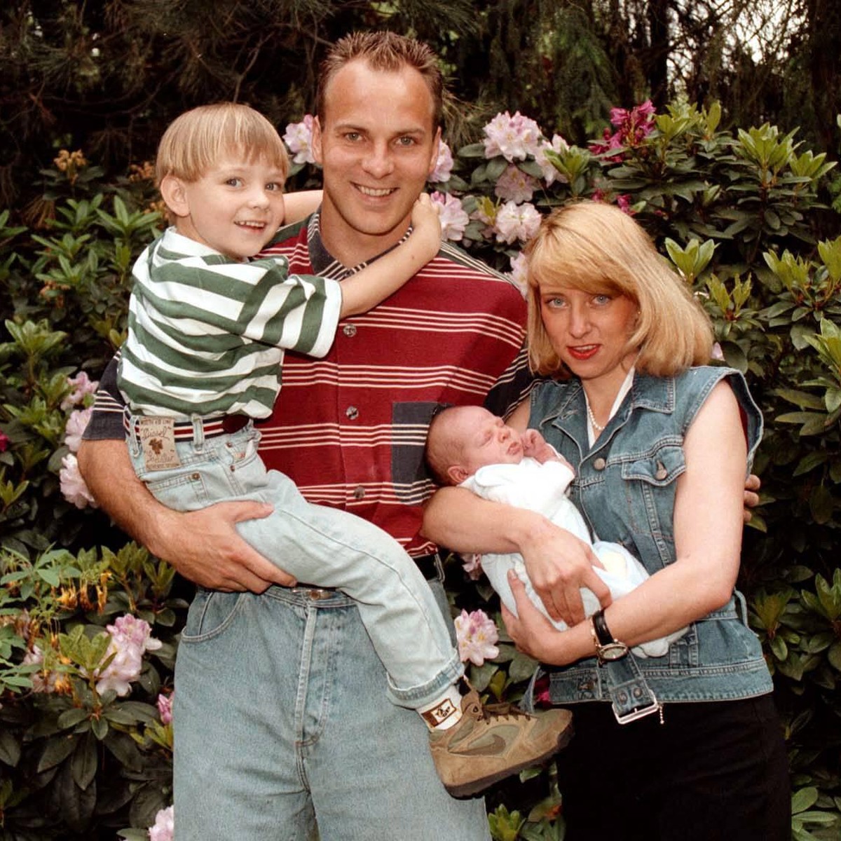 Bildnummer: 00937050 Datum: 23.07.1993 Copyright: imago/Schumann
Torwart Oliver Reck (Bremen) mit seiner Frau Kerstin, seinem Sohn Max-Philip (re.) und Stiefsohn Pierre Michel Lasogga; Phillip, Phili ...