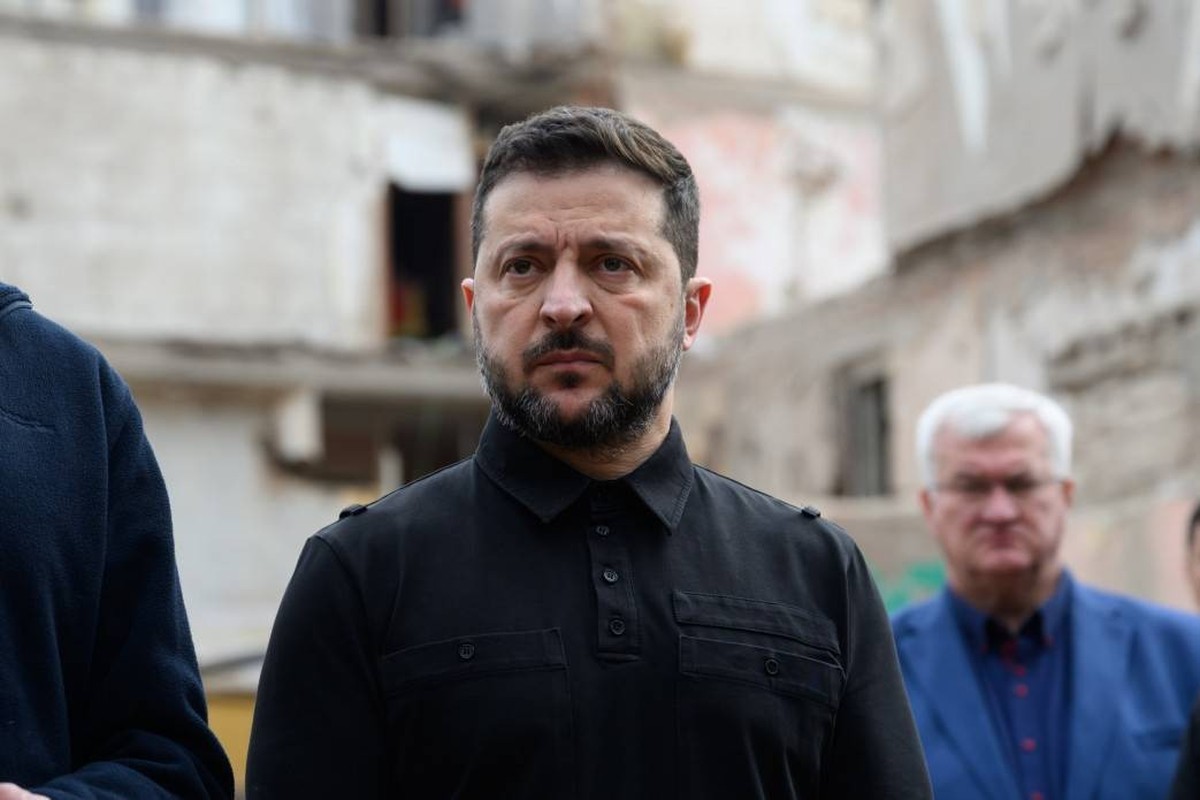 Zelensky Honors Victims of Russian Strike in Pryluky Ukrainian President Volodymyr Zelensky pays tribute to victims of a Russian strike on the city of Pryluky and speaks with people affected by the at ...