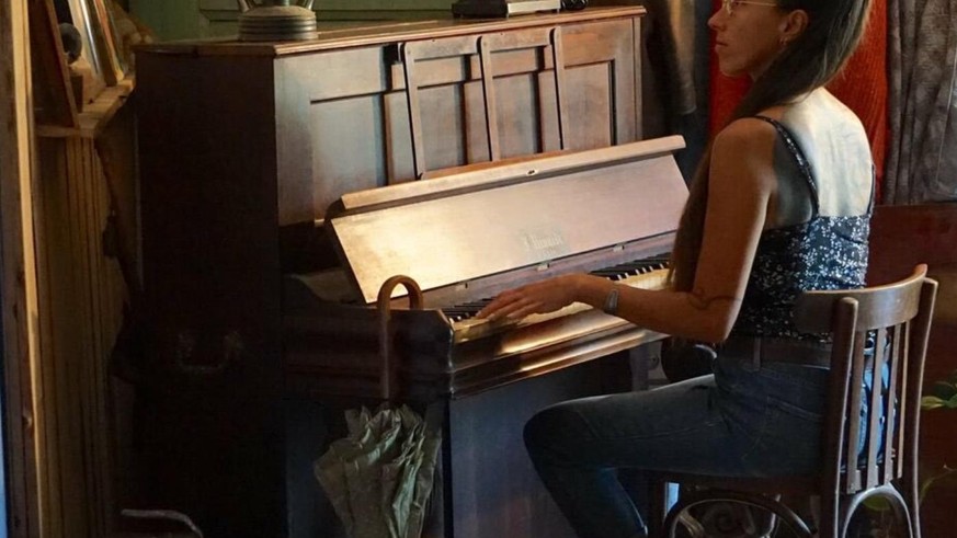 Junge Französin sucht Besitzerfamilie von 150 Jahre altem Klavier - Vimarsana News