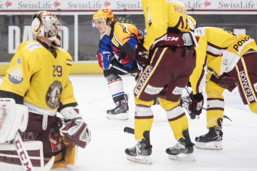 Zuerichs Roman Wick, Mitte, jubelt beim Eishockeyspiel der Nationalleague A ZSC Lions gegen den Geneve-Servette HC im Hallenstadion in Zuerich, aufgenommen am Sonntag, 16. Oktober 2016. (KEYSTONE/Enni ...