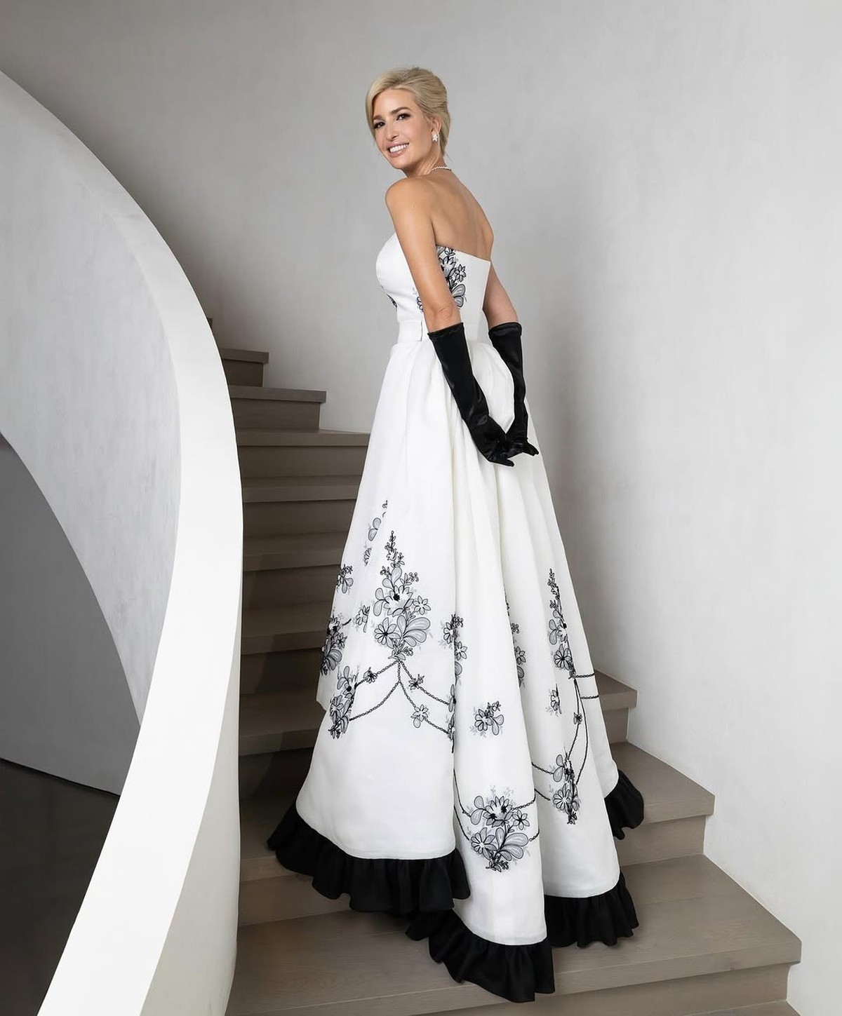La robe d'Ivanka est une reconstitution d'une robe noire et blanche Haute Couture de 1954 d'Hubert de Givenchy, conçue à l'origine pour Audrey dans le film Sabrina.