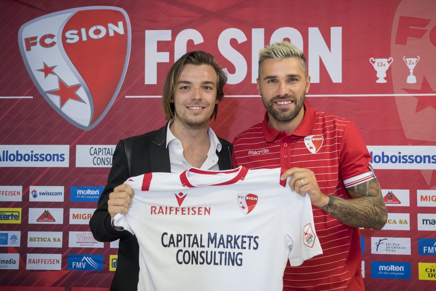 Barthelemy Constantin, gauche, directeur sportif du FC Sion et Valon Behrami, droite, le nouveau joueur du FC Sion posent avec un maillot lors d?une conference de presse du FC Sion ce jeudi 4 juillet  ...