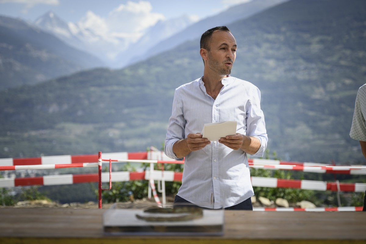 Mathias Reynard, Chef du Departement de la sante, des affaires sociales et de la culture du canton du valais, s?'exprime sur la decouverte d'?une importante necropole prehistorique datant du ...