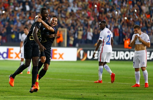 Football Soccer - Osmanlispor v Steaua Bucharest - UEFA Europa League Group Stage - Group L - Osmanli Stadium, Ankara, Turkey - 15/09/2016. Osmanlispor&#039;s Cheick Diabate celebrates his goal with h ...