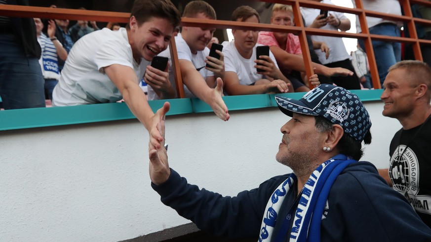 epa06893532 Former Argentinian soccer player Diego Maradona greets fans before the soccer match between FC Dinamo Brest and FC Shakhtyor at the central stadium in Brest, Belarus, 16 July 2018. Maradon ...