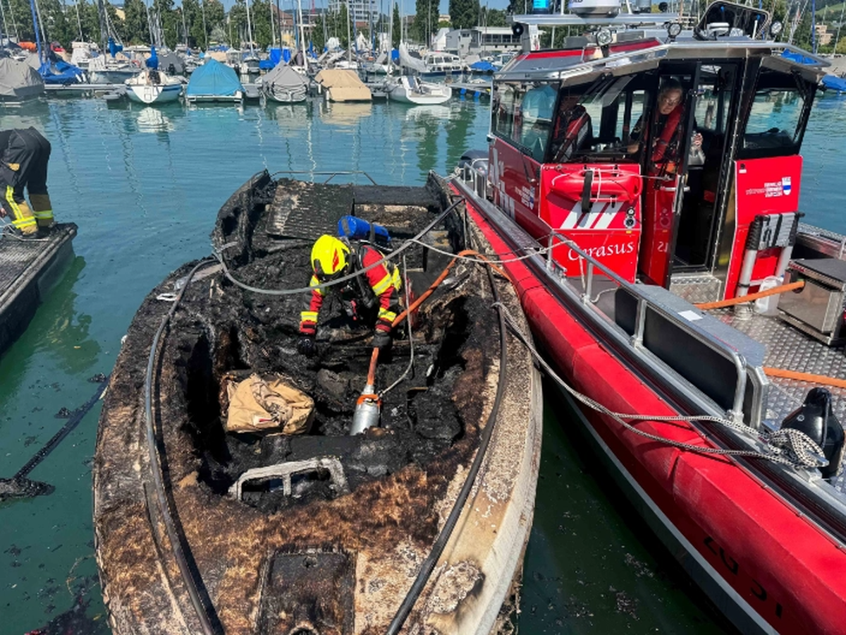Bateaux ravagés par les flammes dans le port de Zoug
