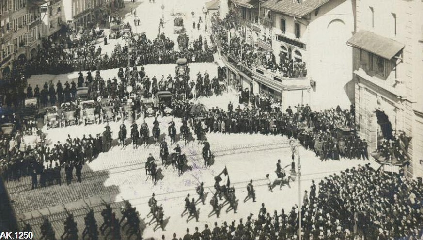 7. April 1915: Militärumzug auf dem Waisenhausplatz.