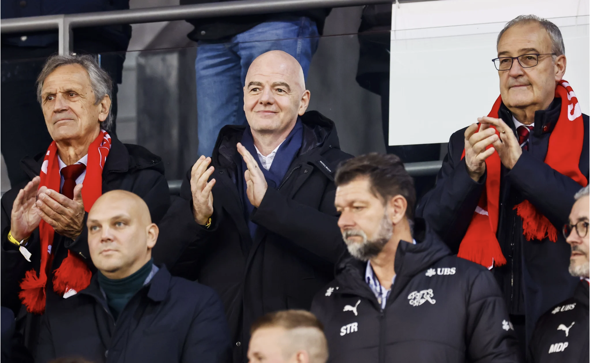 Guy Parmelin (à droite) en compagnie de Gianni Infantino (centre) lors d'un match de foot en novembre 2024 à Zurich.