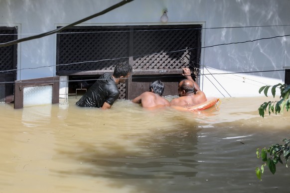 epa12559528 People try to salvage their belongings after heavy rainfall in a suburb of Colombo, Sri Lanka, 30 November 2025. Many parts of the island have been inundated due to heavy rains. According  ...