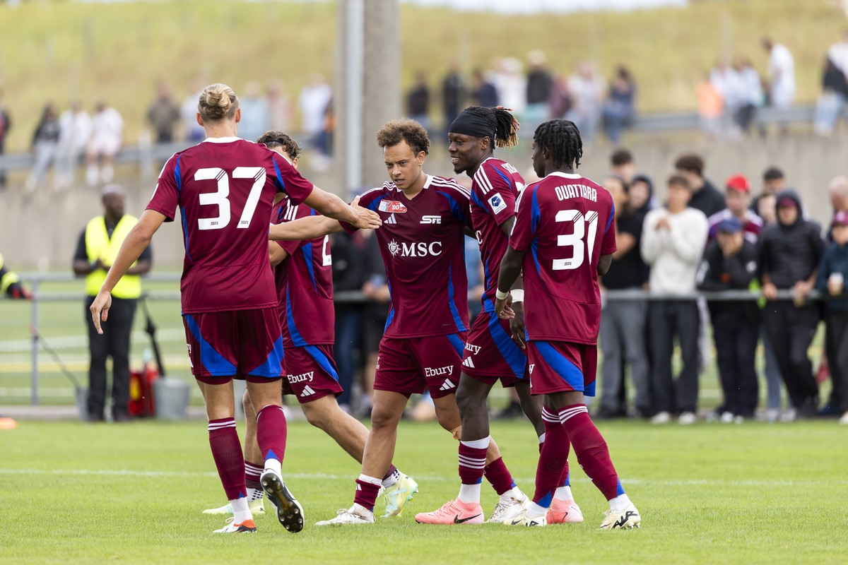 La joie de Julian von Moos (SFC), centre apres son but et des joueurs du Servette FC, lors du 1er tour de Coupe de Suisse entre le Signal FC Bernex-Confignon et le Servette FC ce dimanche, 18 aout 202 ...