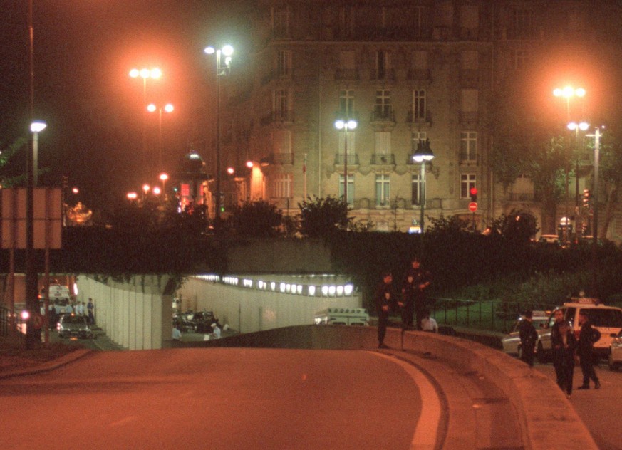 ZUM 20. TODESTAG VON PRINZESSIN DIANA AM DONNERSTAG, 31. AUGUST 2017, STELLEN WIR IHNEN FOLGENDES BILDMATERIAL ZUR VERFUEGUNG - Police block access to the tunnel along the Seine river where Diana, Pri ...