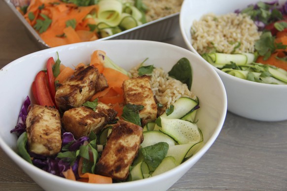 This April 29, 2017 photo shows a Thai peanut veggie and tofu bowl in Coronado, Calif. This dish is from a recipe by Melissa d&#039;Arabian. (Melissa d&#039;Arabian via AP)