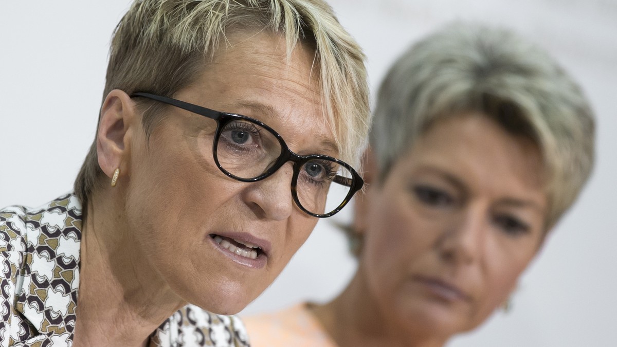 Rita Fuhrer, Alt-Regierungsraetin Kanton Zuerich, links, spricht an der Seite von Karin Keller-Sutter, Staenderatin FDP-SG, waehrend einer Medienkonferenz "Frauen gegen Einheitskasse" am Die ...