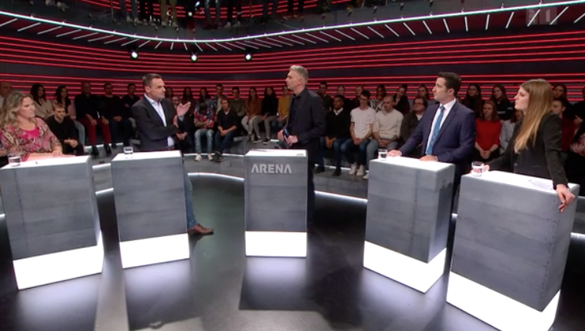Moderator Sandro Brotz (Mitte) mit seinen Gästen Andrea Geissbühler (SVP), Ruedi Löffel (EVP), Andrea Caroni (FDP) und Ronja Jansen (Juso, v.l.n.r.)