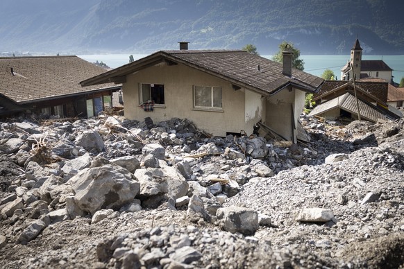 Die von der Geroelllawine eingeschlossenen Gebaeude, am Freitag, 16. August 2024 in Brienz im Berner Oberland. Am Montag Abend haben heftige Gewitter einen Murgang ausgeloest und Gebaeude, parkierte F ...