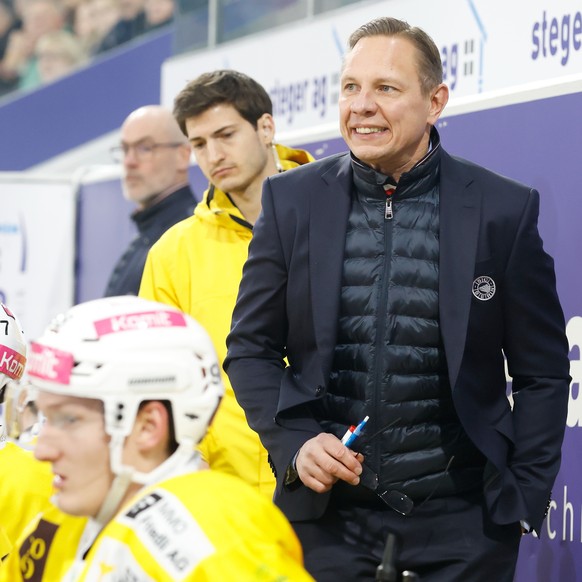 SC Bern Cheftrainer Jussi Tapola waehrend dem Eishockey-Meisterschaftsspiel der National League zwischen den Teams EHC Kloten und SC Bern am Samstag , 23. Dezember 2023, in Kloten. (Keystone/Manuel Ge ...