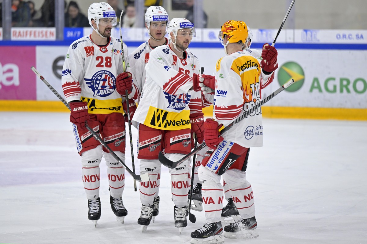 Rapperswil-Jonas Spieler jubeln nach dem Fuehrungstreffer zum 1:2 beim Eishockey-Qualifikationsspiel der National League zwischen dem HC Ajoie und dem SC Rapperswil-Jona Lakers in der Raiffeisen Arena ...