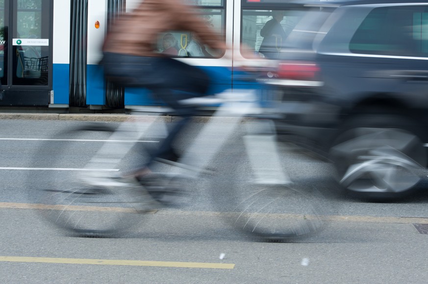 ZUM THEMA UNFAELLE IM STRASSENVERKEHR STELLEN WIR IHNEN FOLGENDES BILDMATERIAL ZUR VERFUEGUNG - Ein Velofahrer und ein Sports Utility Vehicle (SUV) fahren am Mittwoch, 4. Mai 2011 nebeneinander her, a ...