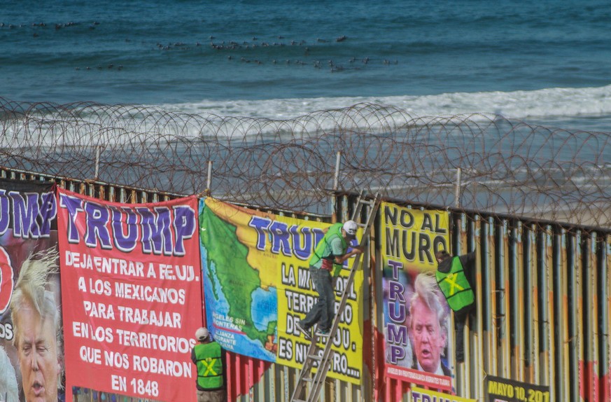 epa08790190 Migrants protest at the border wall in Tijuana, Baja California, Mexico, 31 October 2020. Some 50 Mexican and Central American migrants gathered a few meters from the border wall that divi ...