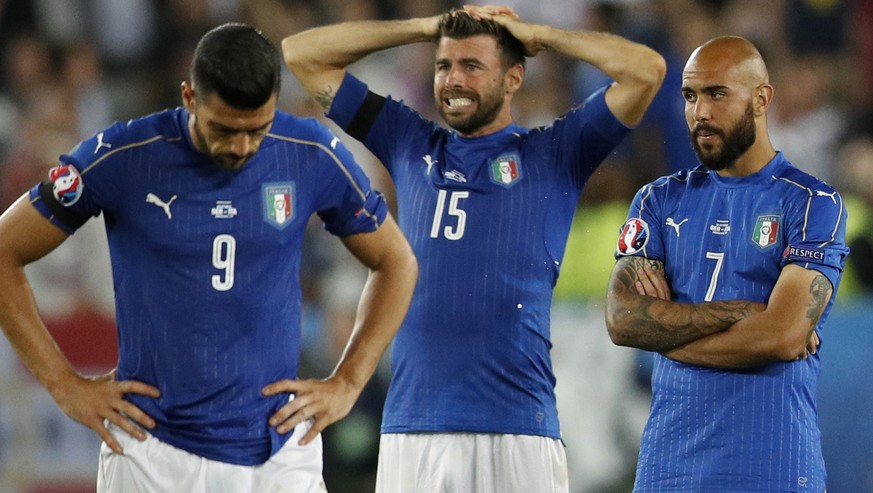 Andrea Barzagli rauft sich die Haare, Graziano Pellè und Simone Zaza können nicht mehr hinschauen.