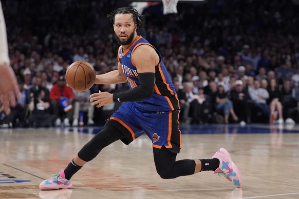 New York Knicks&#039; Jalen Brunson (11) looks to pass during the second half of Game 5 in an NBA basketball second-round playoff series against the Indiana Pacers, Tuesday, May 14, 2024, in New York. ...