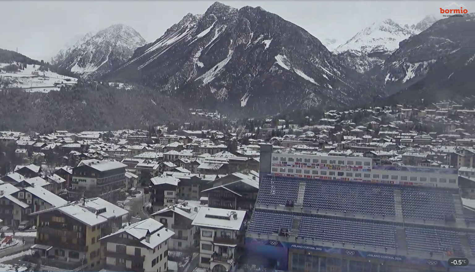 Webcam-Screenshot: Der Blick auf die Tribüne und den Ort von Bormio präsentiert sich am Mittwochmorgen ziemlich triste.
