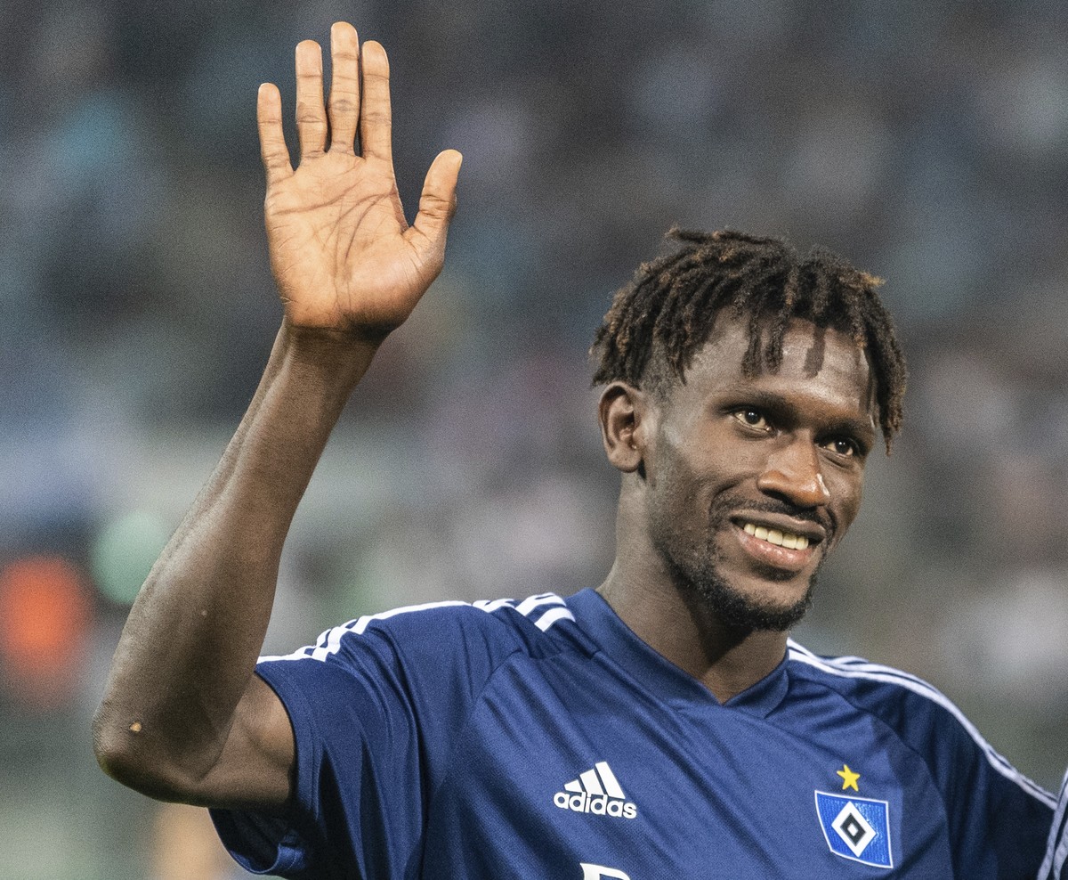 FILE - In this Aug. 11, 2019 file photo Hamurg's Bakery Jatta waves to fans after a match of Chemnitz against Hamburg in Chemnitz, Germany. Hamburger SV has reinforced its support for midfielder  ...