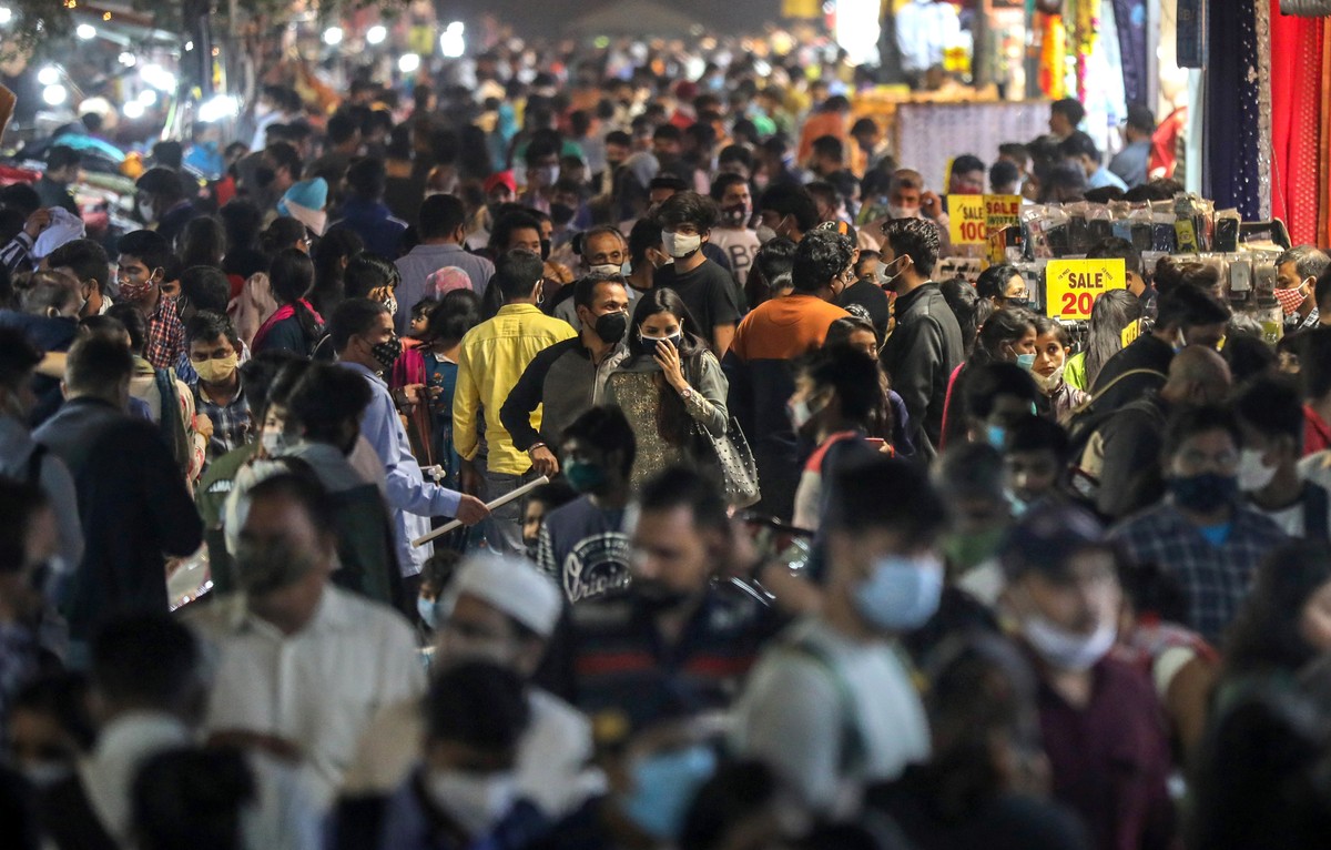 epa08818440 People crowd a shopping market on the eve of Diwali festival in New Delhi, India, 13 November 2020. According to reports, India is the second worst-hit country by the spread of novel coron ...