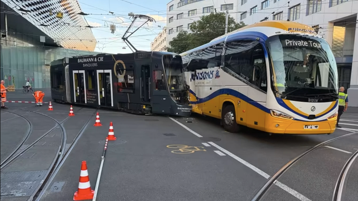 Collision entre un tram et un car en Suisse: une ado blessée