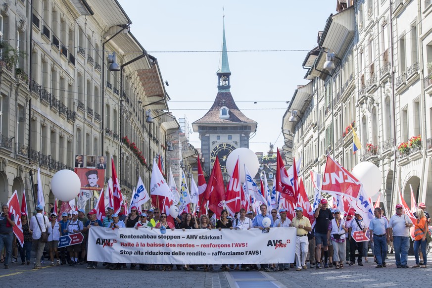 Zahlreiche Personen protestieren gegen Rentenabbau, die Anhebung des Rentenalters auf 67 Jahre und fuer eine starke AHV, am Samstag, 10. September 2016, in Bern. Organisatorin der bewilligten Kundgebu ...