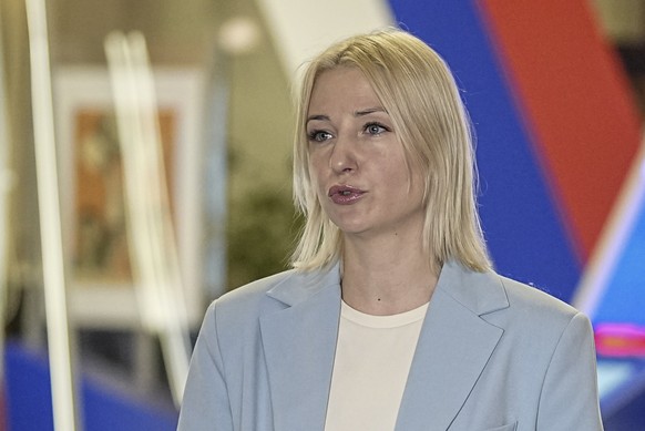 epa11038890 Yekaterina Duntsova, who plans to run for the Russian presidency in the March 2024 elections, speaks to journalists as she submits documents to Russia's Central Election Commission in Moscow...