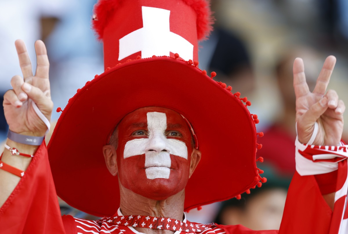 epa10324277 A supporter of Switzerland before the FIFA World Cup 2022 group G soccer match between Switzerland and Cameroon at Al Janoub Stadium in Al Wakrah, Qatar, 24 November 2022. EPA/Rolex dela P ...