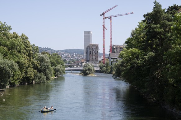 Vereinzelte Menschen kuehlen sich bei 35 Grad in der LImmat ab, aufgenommen am Dienstag, 11. Juli 2023 in Zuerich. (KEYSTONE/Ennio Leanza)