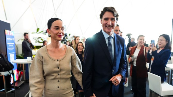 Former Prime Minister Justin Trudeau holds hands with Katy Perry as they leave an event during the World Economic Forum in Davos, Switzerland on Tuesday, Jan. 20, 2026. (Sean Kilpatrick/The Canadian P ...