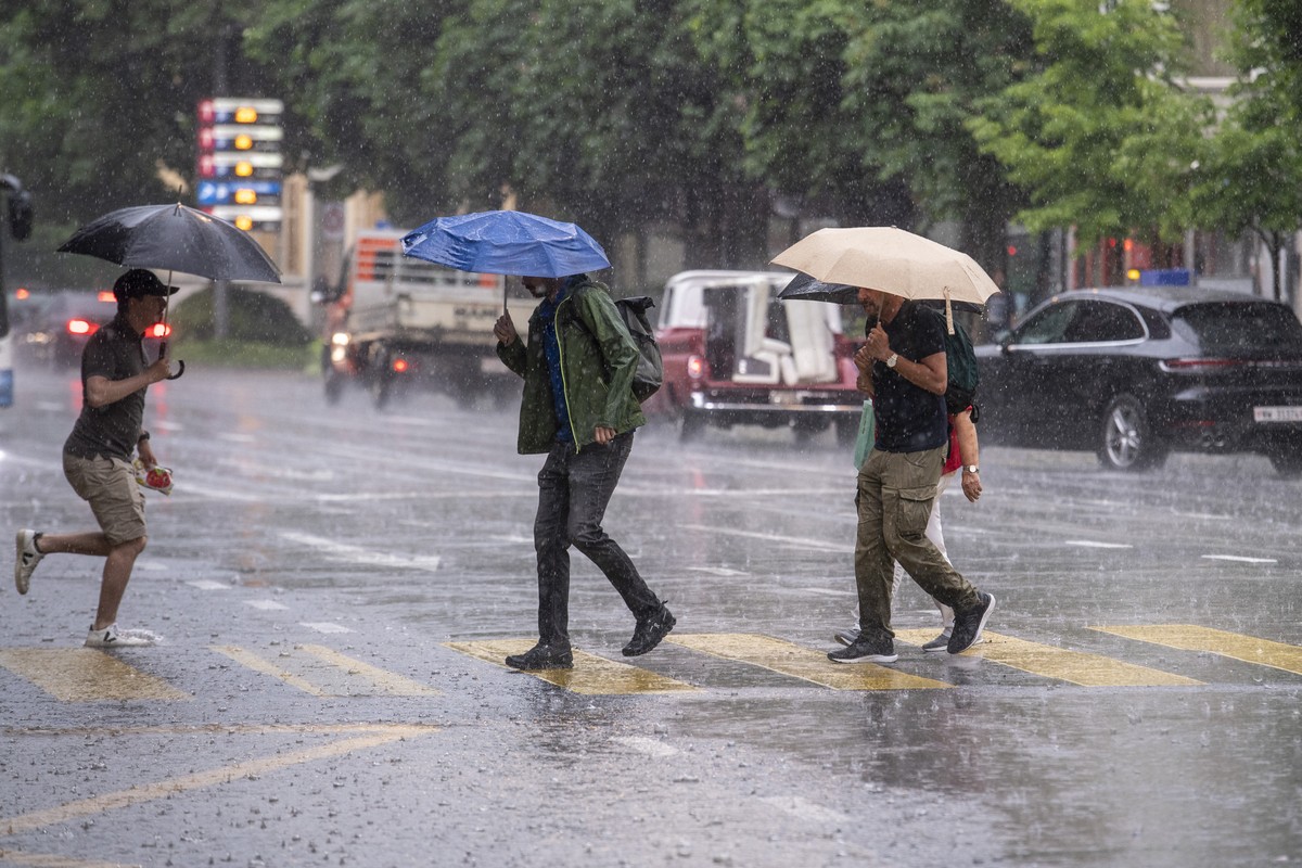 Starke Regenfaelle und Gewitter ziehen ueber die Stadt Luzern und die Zentralschweiz, am Montag, 23. Mai 2022, in Luzern (KEYSTONE/Urs Flueeler)