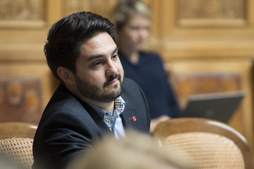 Nationalrat Cedric Wermuth, SP-AG, verfolgt die Debatte an der Herbstsession der Eidgenoessischen Raete, am Freitag, 29. September 2017, in Bern. (KEYSTONE/ Peter Schneider)